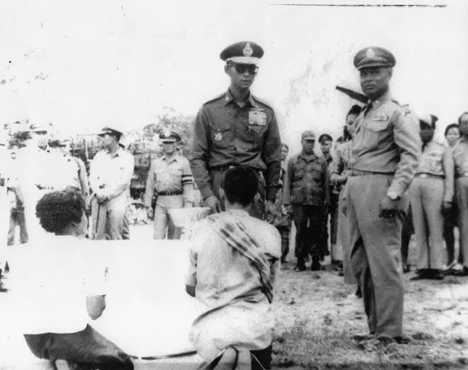 🤍 ภาพแห่งความประทับใจ สมเด็จพระนางเจ้าสิริกิติ์ พระบรมราชินีนาถ พระบรมราชชนีพันปีหลวง เมื่อครั้งเสด็จเยี่ยมราษฎร ต.หนองโสน อ.สามง่าม จ.พิจิตร