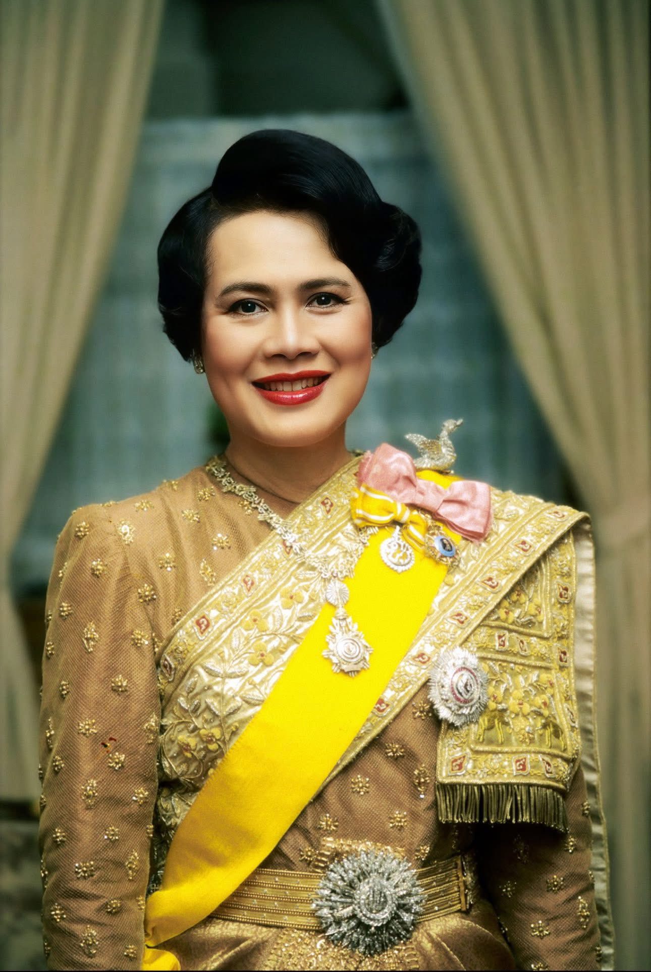 กรมประชาสัมพันธ์ ได้เปิดให้ดาวน์โหลดพระฉายาลักษณ์ สมเด็จพระนางเจ้าสิริกิติ์ พระบรมราชินีนาถ พระบรมราชชนนีพันปีหลวง