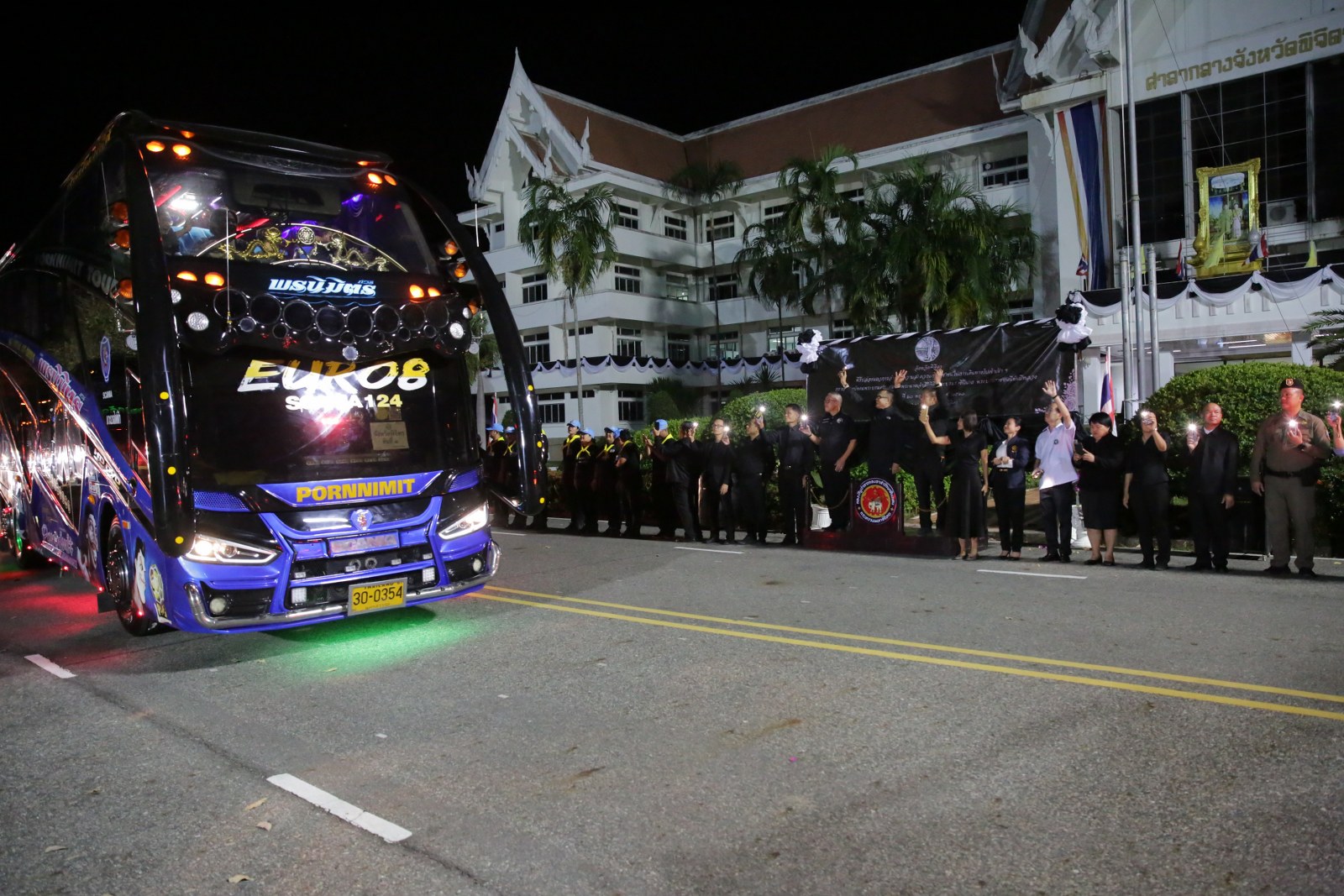 ประชาชนชาวพิจิตรกลุ่มแรก ออกเดินทางเข้าเฝ้าฯ กราบถวายบังคมพระบรมศพสมเด็จพระนางเจ้าสิริกิติ์ พระบรมราชินีนาถ พระบรมราชชนนีพันปีหลวง ณ พระที่นั่งดุสิตมหาปราสาท