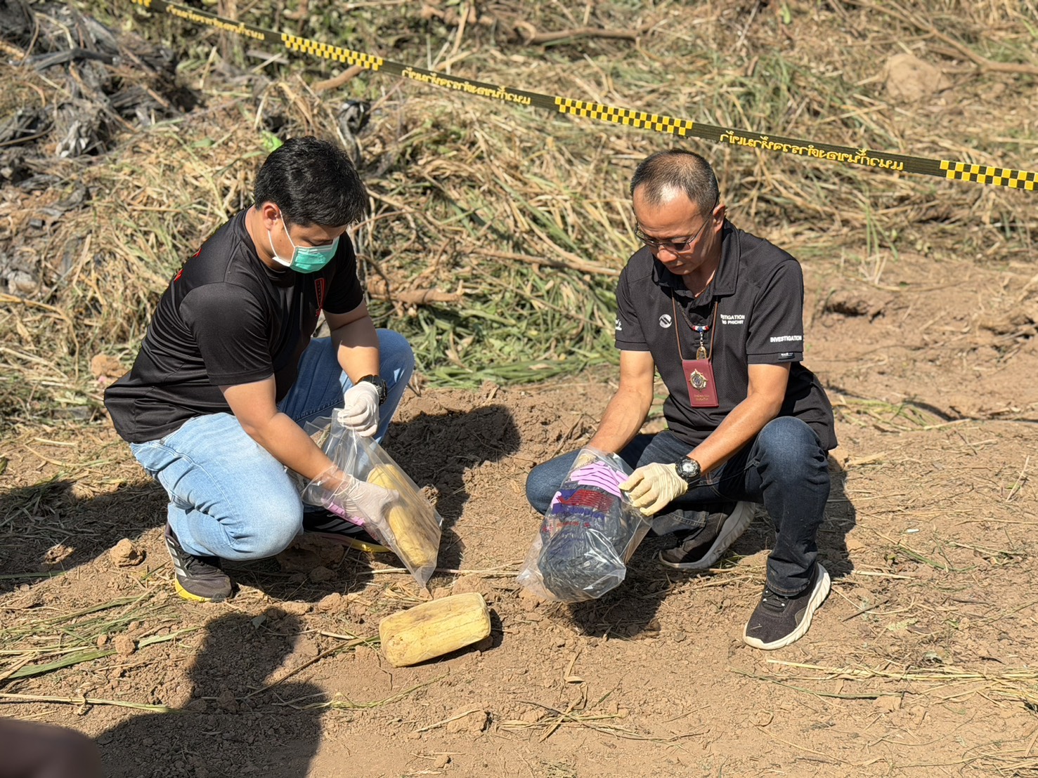 จ.พิจิตร &ndash; เจ้าของที่งง จ้างแบคโฮเคลียร์ริ่งพื้นที่รกร้าง พบวัตถุต้องสงสัยสันนิษฐานยาบ้า 2 หมื่นเม็ด ตำรวจประกาศตามหาเจ้าของ ท่านใดเป็นเจ้าของติดต่อที่ สภ.เมืองพิจิตร