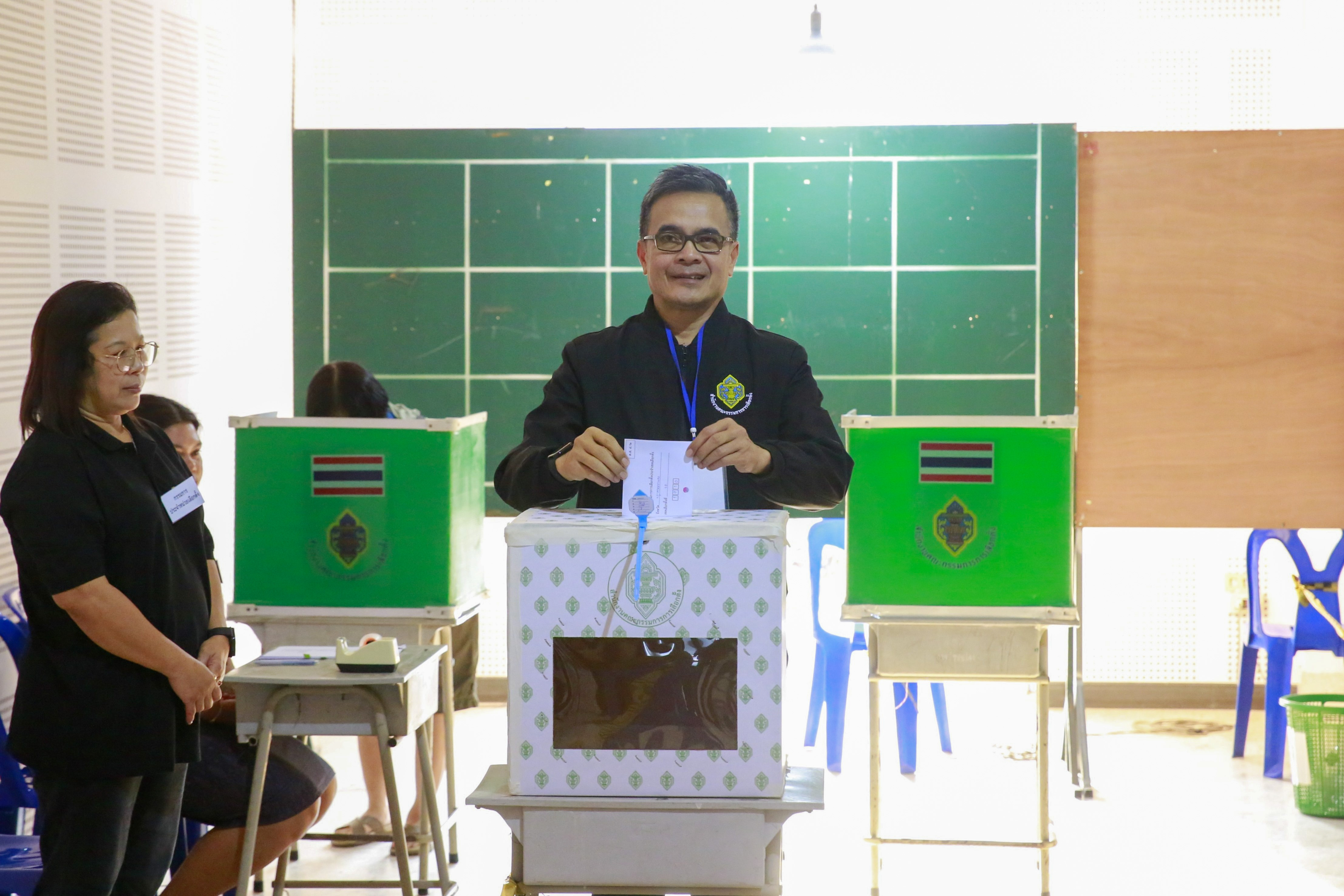 ชาวพิจิตรคึกคัก ทยอยใช้สิทธิเลือกตั้งล่วงหน้า เขต 1 รอง ผวจ. &ldquo;กิติพล เวชกุล&rdquo; ลงพื้นที่ตรวจเยี่ยมความเรียบร้อยพร้อมใช้สิทธิคนแรก