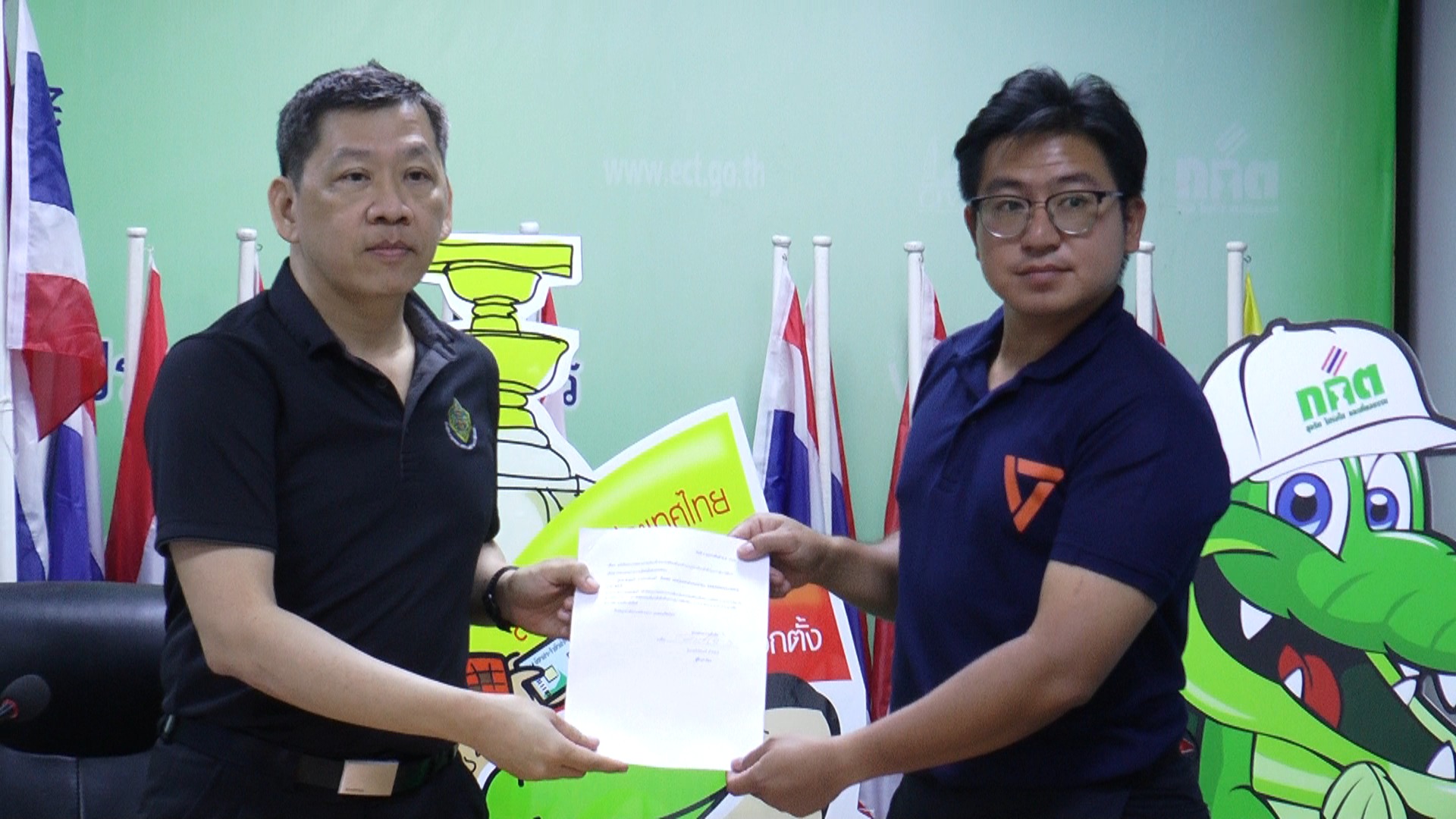 ผอ.กกต.พิจิตร ชี้แจง กรณีข้อมูลตัวเลขจำนวนบัตรเลือกตั้งเกินยอดคนใช้สิทธิเกือบ 3 หมื่น พร้อมยืนยัน หลังตรวจสอบแล้วยอดตัวเลขผู้มาใช้สิทธิเลือกตั้งตรงกับจำนวนบัตรเลือกตั้ง