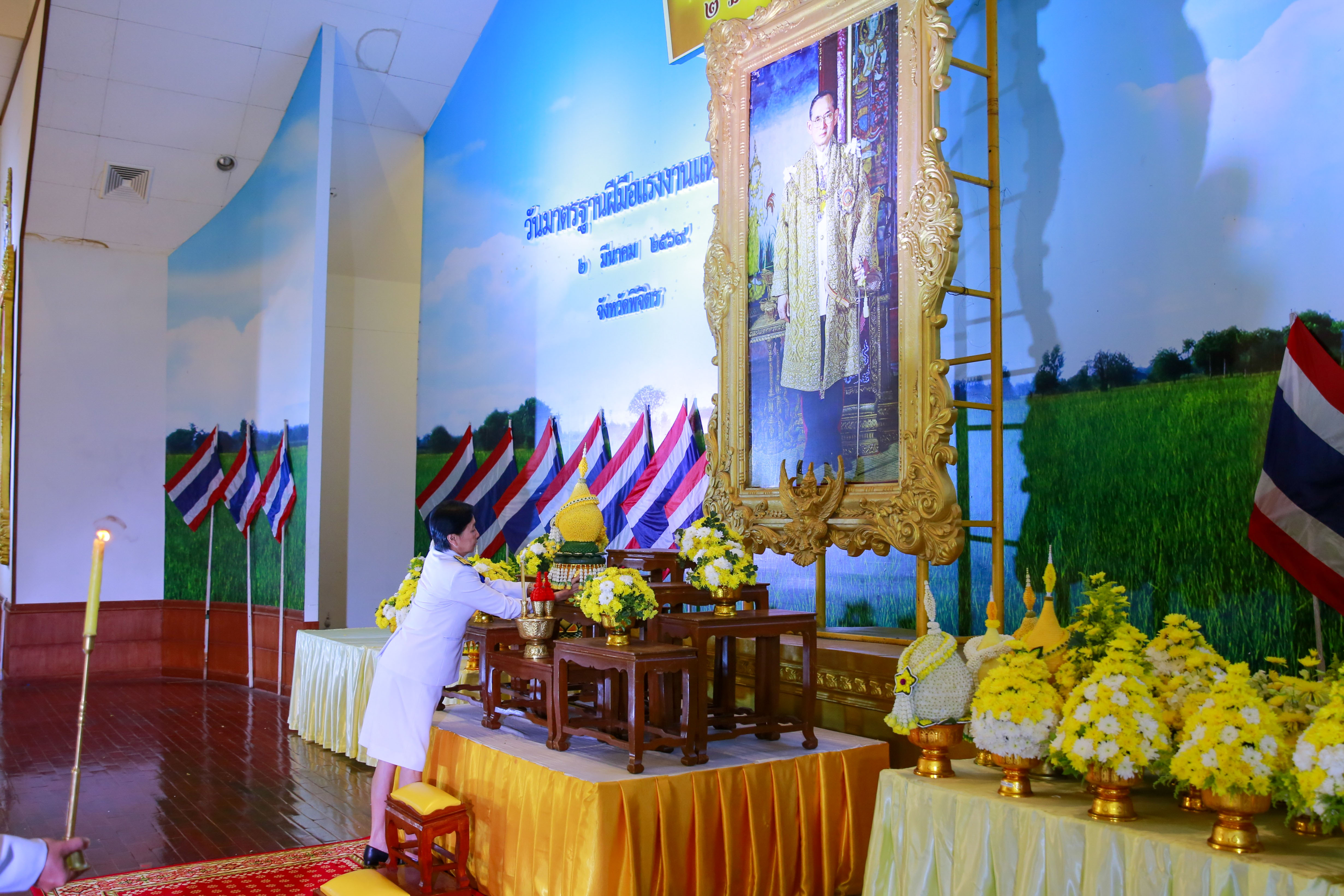 พสกนิกรชาวพิจิตร ถวายราชสักการะในหลวงรัชกาลที่ 9 "พระบิดาแห่งมาตรฐานการช่างไทย" เนื่องในวันมาตรฐานฝีมือแรงงานแห่งชาติ ประจำปี 2569