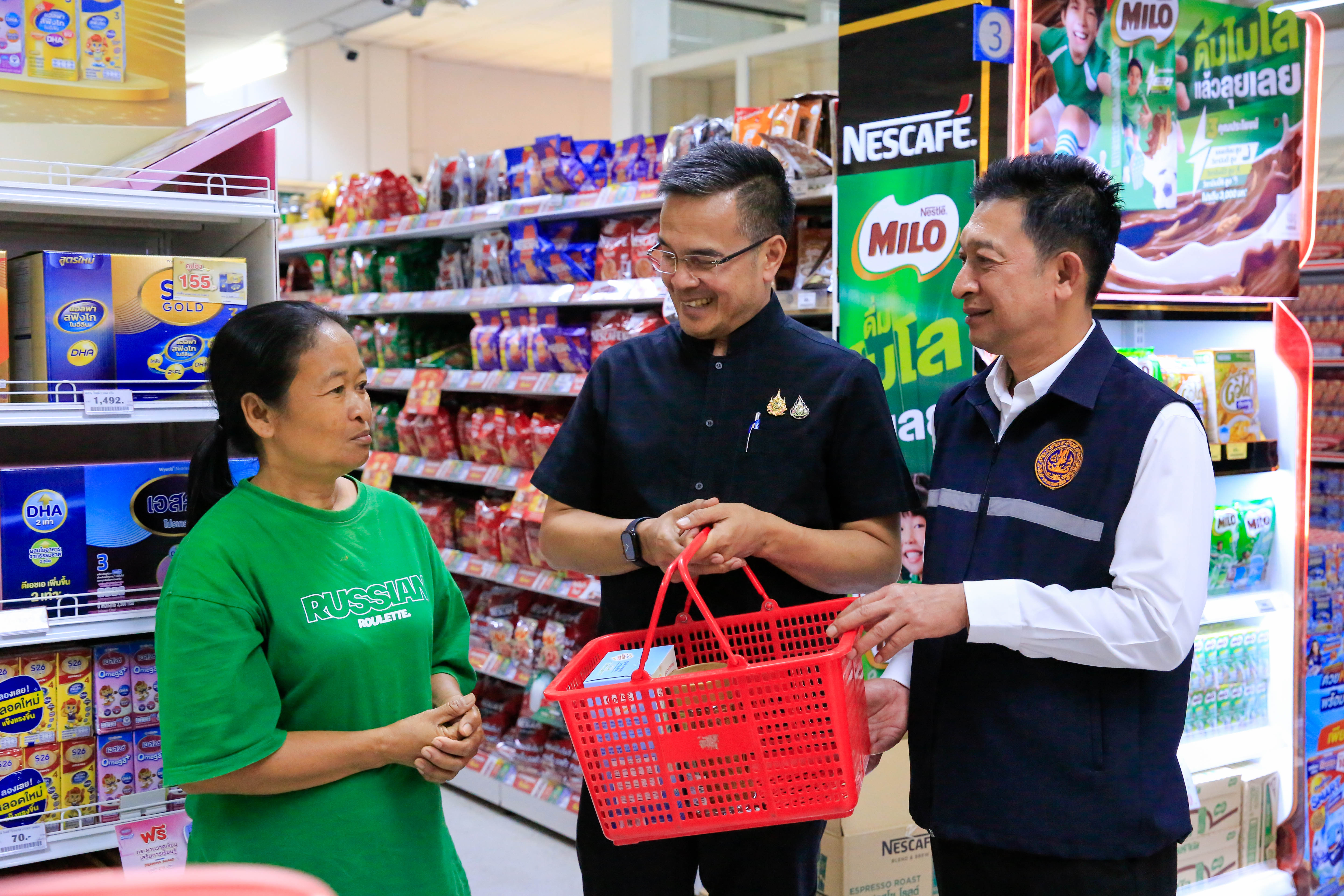 รองผู้ว่าฯ พิจิตร &ldquo;กิติพล เวชกุล&rdquo; นำทีมพาณิชย์-ท้องถิ่น-สคบ. รุดสังเกตการณ์ห้างสรรพสินค้า เบรกกระแสประชาชนแห่กักตุนน้ำมัน ยันสินค้าอุปโภคมีเพียงพอ &ldquo;ของไม่ขาด ราคาไม่เกิน&rdquo;