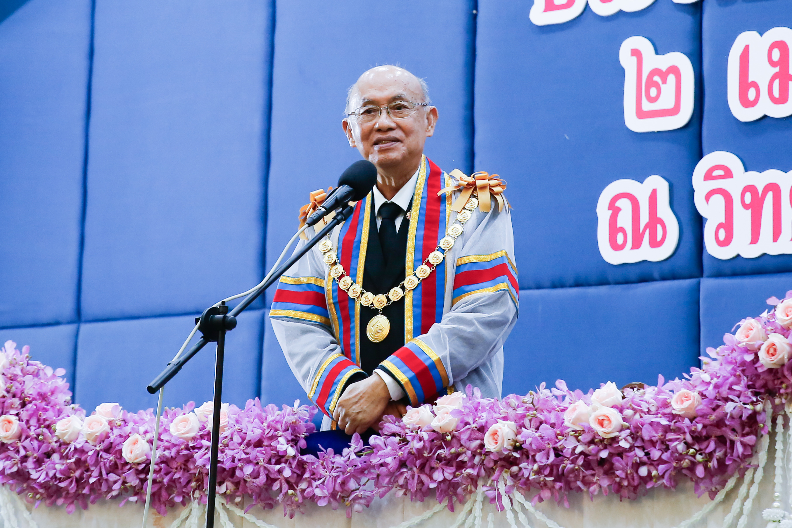 ศ.เกียรติคุณ นพ.เกษม วัฒนชัย องคมนตรี ร่วมแสดงความยินดีกับผู้สำเร็จการศึกษาในพิธีประสาทอนุปริญญาบัตร และประกาศนียบัตร วิทยาลัยชุมชนพิจิตร ประจำปีการศึกษา 2568