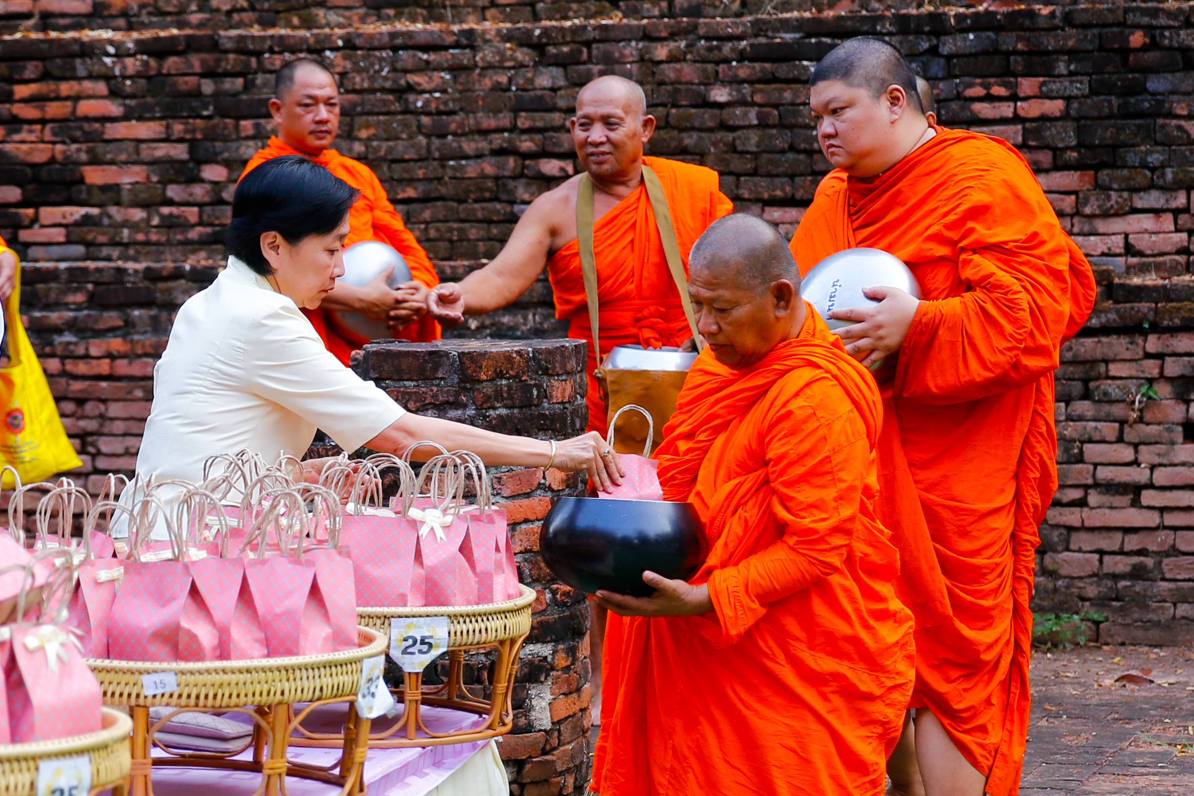 ผู้ว่าฯ พิจิตร นำพุทธศาสนิกชน ร่วมตักบาตรรับอรุณ ในงานประเพณีสงกรานต์ สรงน้ำพ่อปู่ บูชาหลักเมือง และย้อนรอย ประวัติศาสตร์เมืองเก่าพิจิตร ประจำปี 2569 พร้อมเปิดงานวันผู้สูงอายุแห่งชาติจังหวัดพิจิตร และวันแห่งครอบครัว ประจำปี 2569