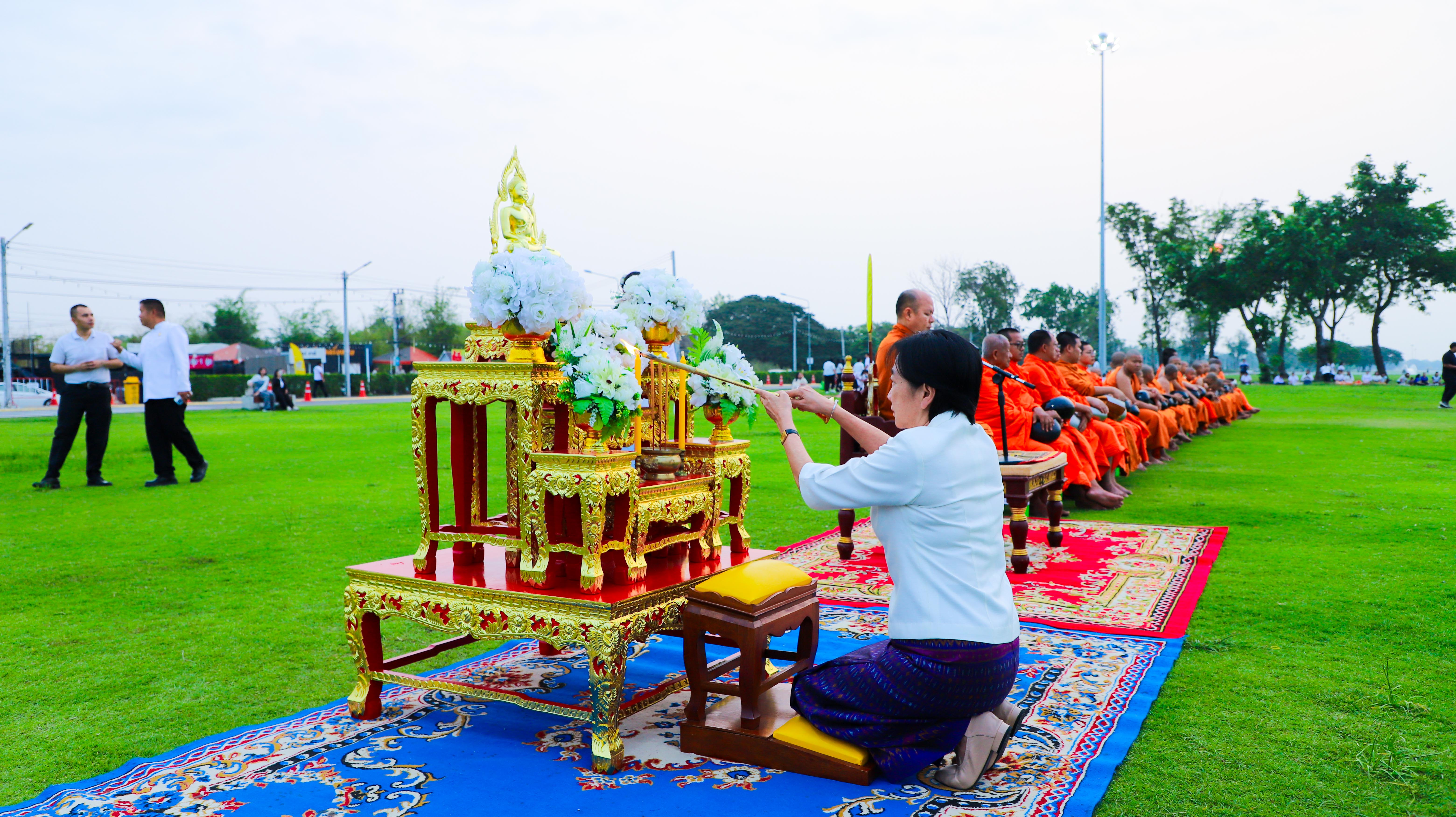 ผู้ว่าฯ พิจิตร นำพุทธศาสนิกชน ร่วมกิจกรรม &ldquo;ปูเสื่อ นั่งสาด ตักบาตรรับอรุณ เสริมบุญที่บึงสีไฟ&rdquo; เฉลิมพระเกียรติพระบาทสมเด็จพระเจ้าอยู่หัว ส่งเสริมคุณธรรมควบคู่การท่องเที่ยวบึงสีไฟ ประจำเดือนเมษายน 2569