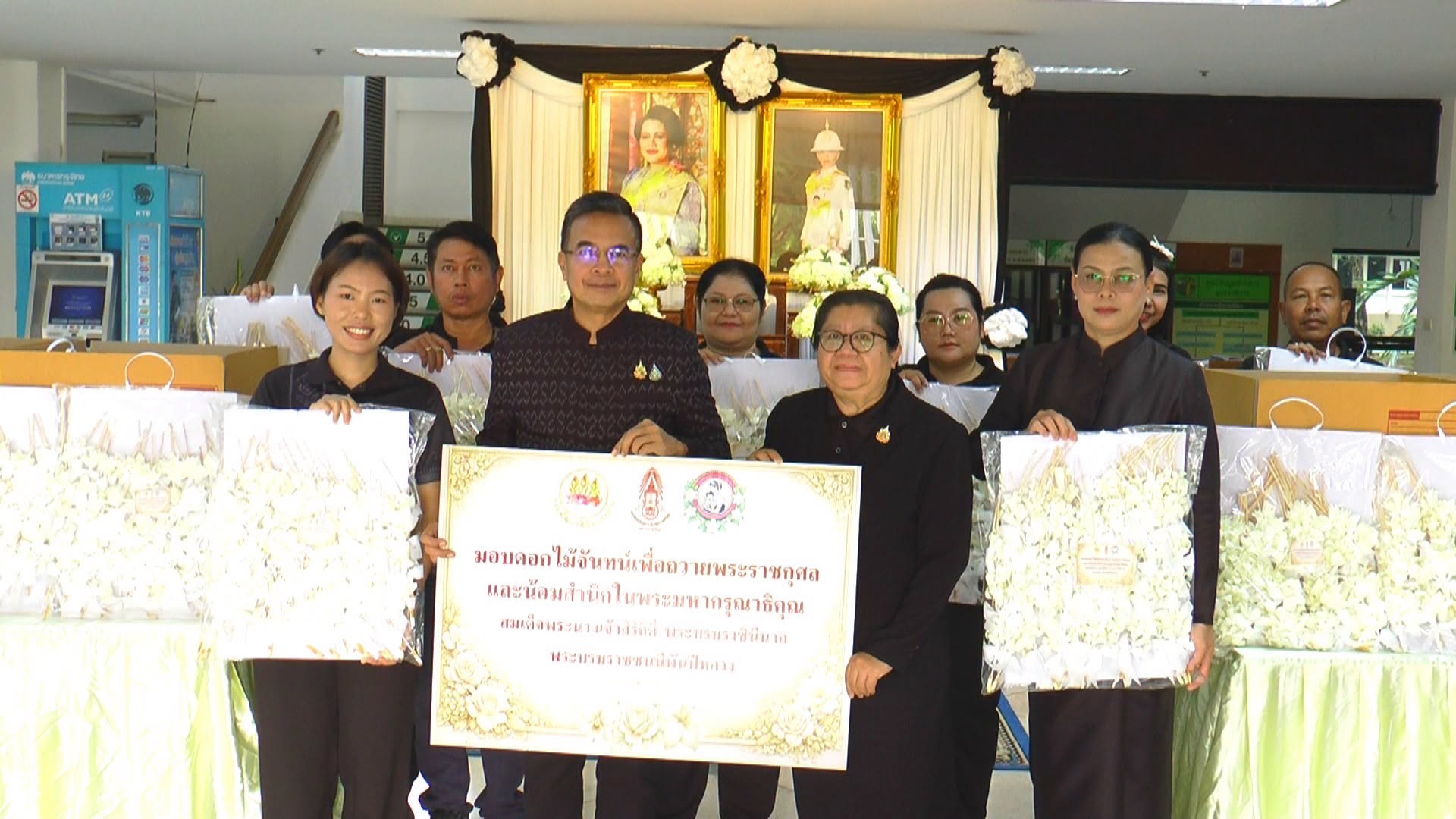 รองผู้ว่าฯ พิจิตร &ldquo;กิติพล เวชกุล&rdquo; รับมอบดอกไม้จันทน์จากพัฒนาฝีมือแรงงานพิจิตร เพื่อถวายเป็นพระราชกุศลและน้อมสำนึกในพระมหากรุณาธิคุณสมเด็จพระนางเจ้าสิริกิติ์ พระบรมราชินีนาถ พระบรมราชชนนีพันปีหลวง ของจังหวัดพิจิตร