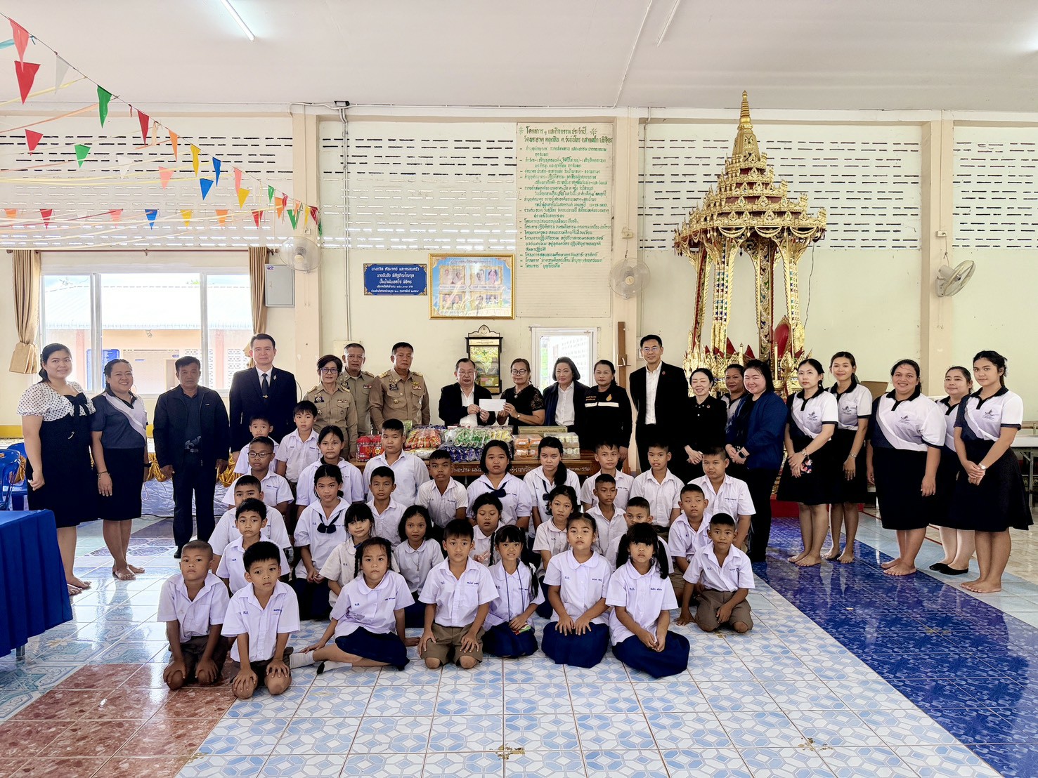ประธานผู้ตรวจการแผ่นดิน ลงพื้นที่เร่งติดตามปัญหาเด็กไร้อาคารเรียนในจังหวัดพิจิตร ต้องใช้ล้ง - วัดแทนระหว่างรองบก่อสร้าง