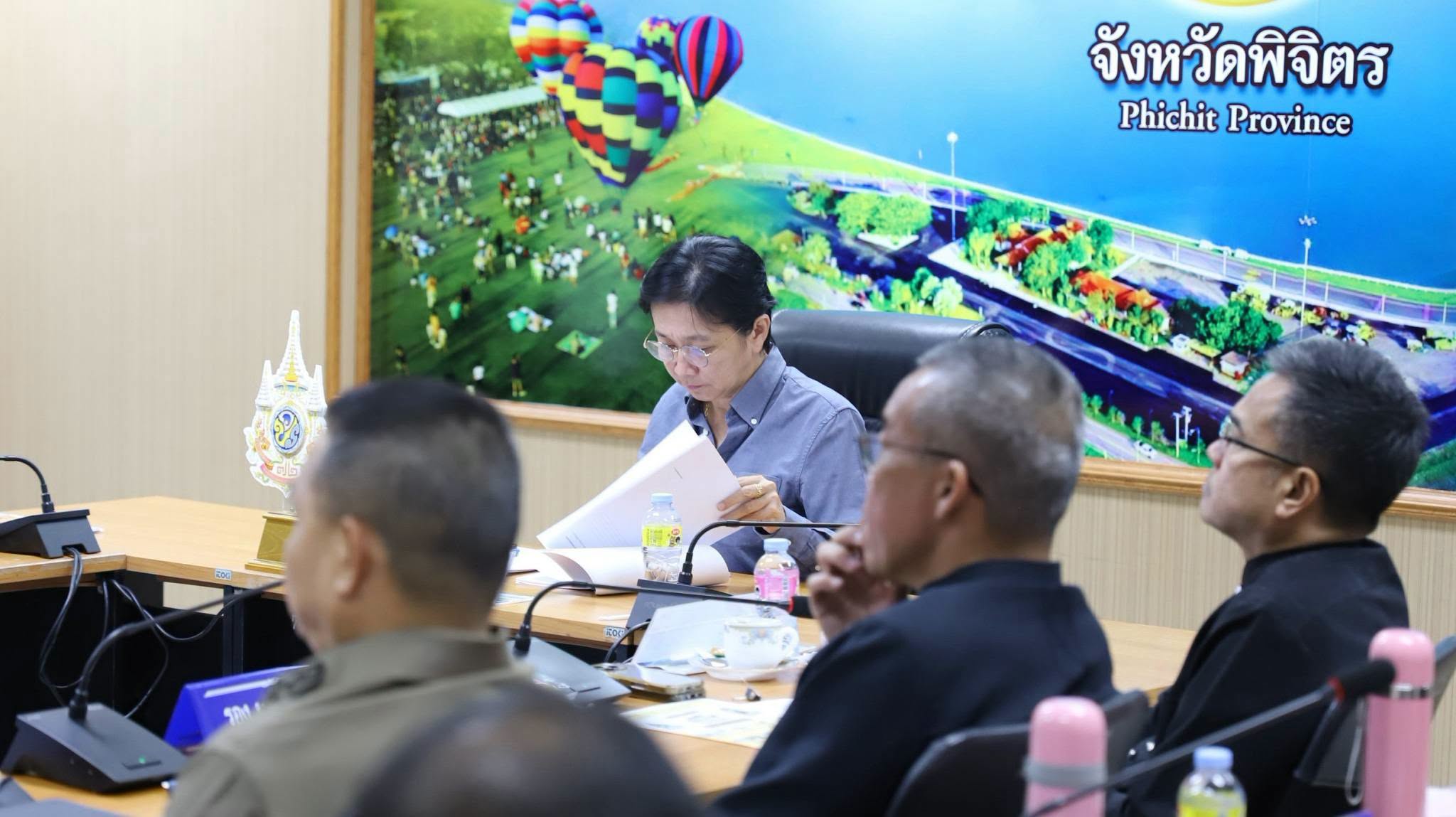 ผู้ว่าฯ พิจิตร นำส่วนราชการเข้าร่วมประชุมซักซ้อมแนวทางปฏิบัติในการจัดพิธีถวายดอกไม้จันทน์สำหรับประชาชนในส่วนภูมิภาค งานพระราชพิธีถวายพระเพลิงพระบรมศพ สมเด็จพระนางเจ้าสิริกิติ์ พระบรมราชินีนาถ พระบรมราชชนนีพันปีหลวง ผ่านระบบวีดิทัศน์ทางไกล (VCS)