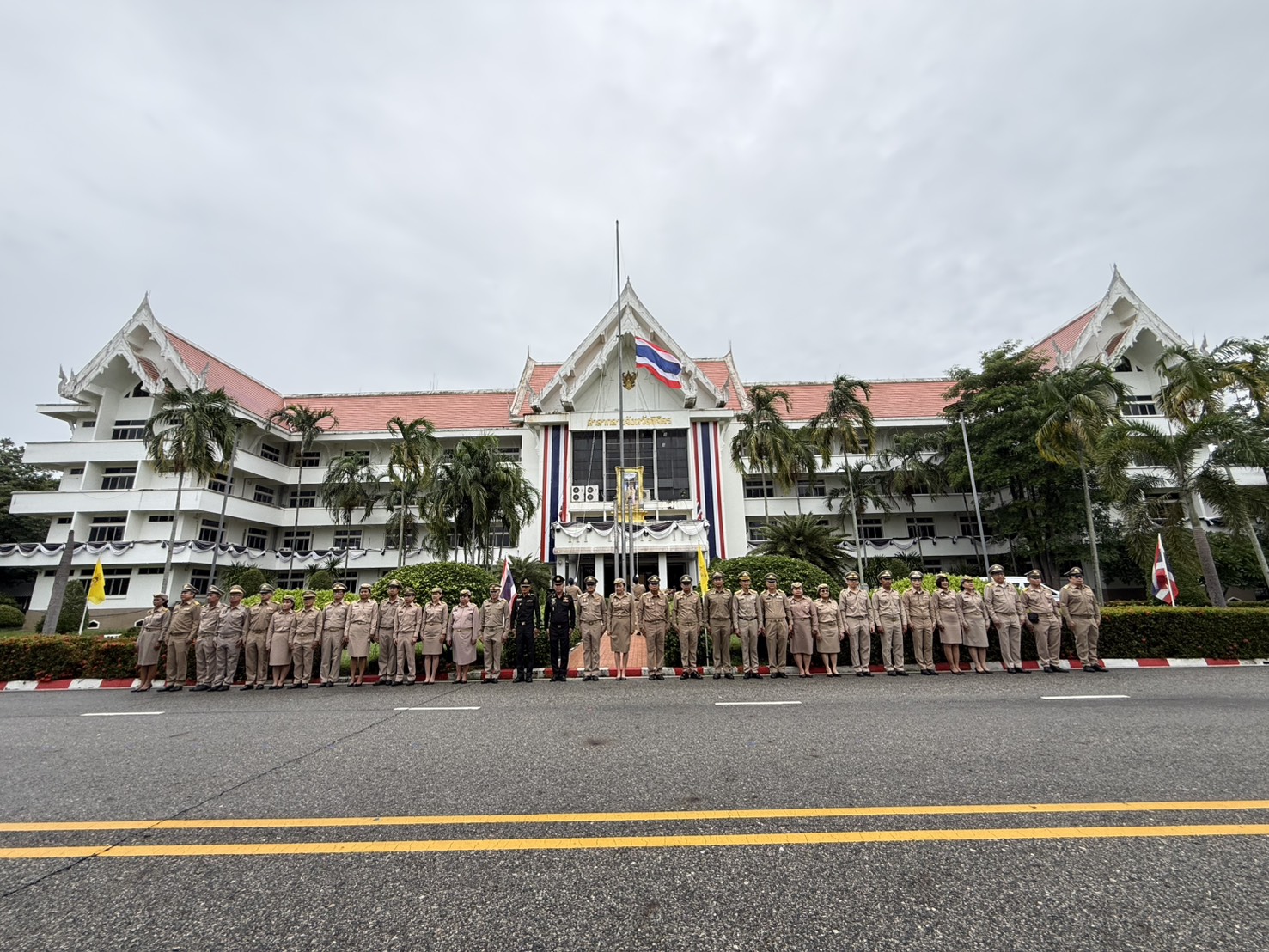 ผู้ว่าฯ พิจิตร นำข้าราชการ หน่วยงานภาครัฐ ภาคเอกชน และภาคประชาชน ร่วมกิจกรรมเคารพธงชาติและร้องเพลงชาติไทย เนื่องในวันพระราชทานธงชาติไทย (Thai National Flag Day) ประจำปี 2569