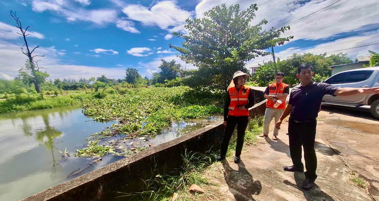 ปภ.พิจิตร ลงพื้นที่ติดตามสถานการณ์น้ำ หลังเกิดเหตุคันกั้นน้ำเสียหาย ทำให้น้ำไหลเข้าท่วมบริเวณพื้นที่หมู่ที่ 10 ตำบลห้วยร่วม อำเภอดงเจริญ จังหวัดพิจิตร