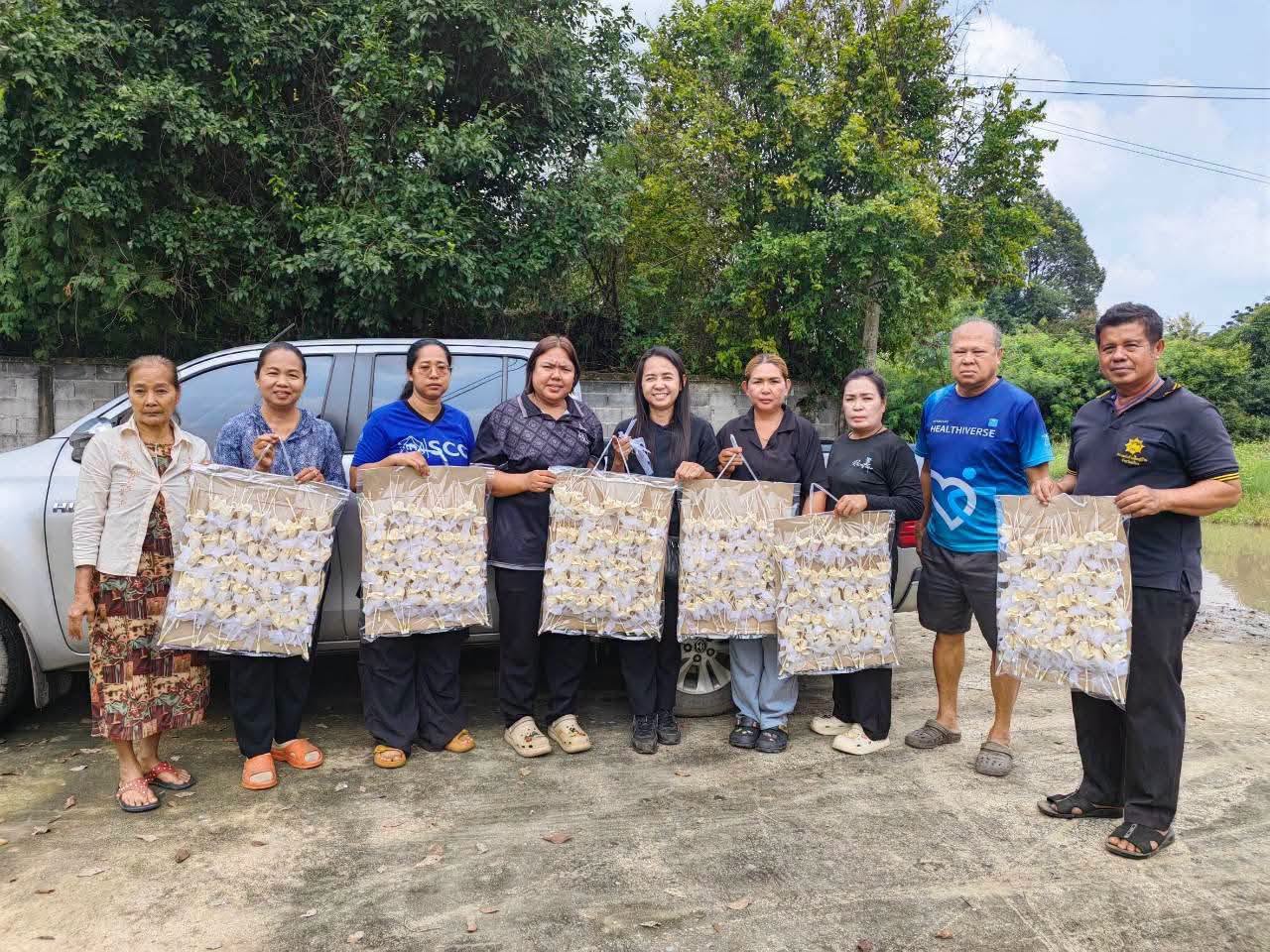 ประชาชนอำเภอโพทะเล ร่วมใจจัดทำดอกไม้จันทน์ พระราชพิธีถวายพระเพลิงพระบรมศพ สมเด็จพระนางเจ้าสิริกิติ์ พระบรมราชินีนาถ พระบรมราชชนนีพันปีหลวง ของจังหวัดพิจิตร
