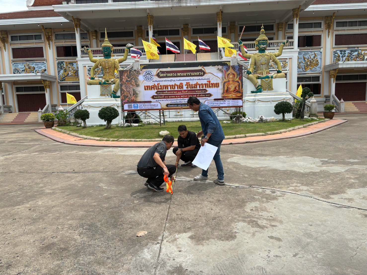 โยธาธิการและผังเมืองพิจิตร ลงพื้นที่วางผังเตรียมก่อสร้างซุ้มถวายดอกไม้จันทน์ ขนาดกลาง งานพระราชพิธีถวายพระเพลิงพระบรมศพ สมเด็จพระนางเจ้าสิริกิติ์ พระบรมราชินีนาถ พระบรมราชชนนีพันปีหลวง ของจังหวัดพิจิตร ณ วัดท่าหลวง พระอารามหลวง