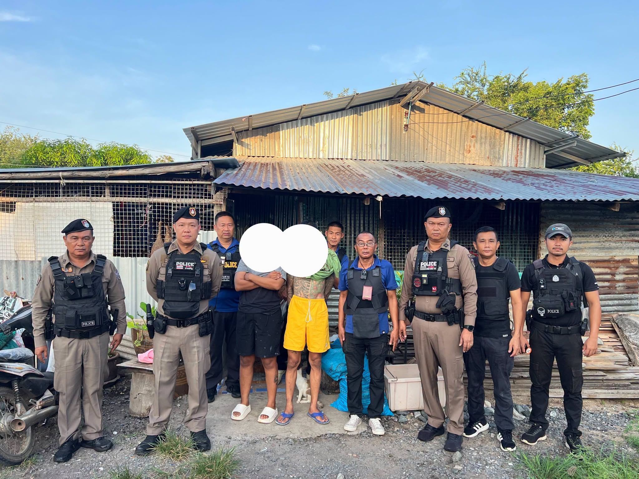 สภ.เมืองพิจิตร เปิดปฏิบัติการปิดล้อมตรวจค้นยาเสพติด ช่วงเช้ามืดของวันที่ 19 ตุลาคม 2569 จับกุมผู้ต้องหาคดียาเสพติด พบของกลางยาบ้า 7 เม็ด ยาไอซ์ 0.5 กรัม