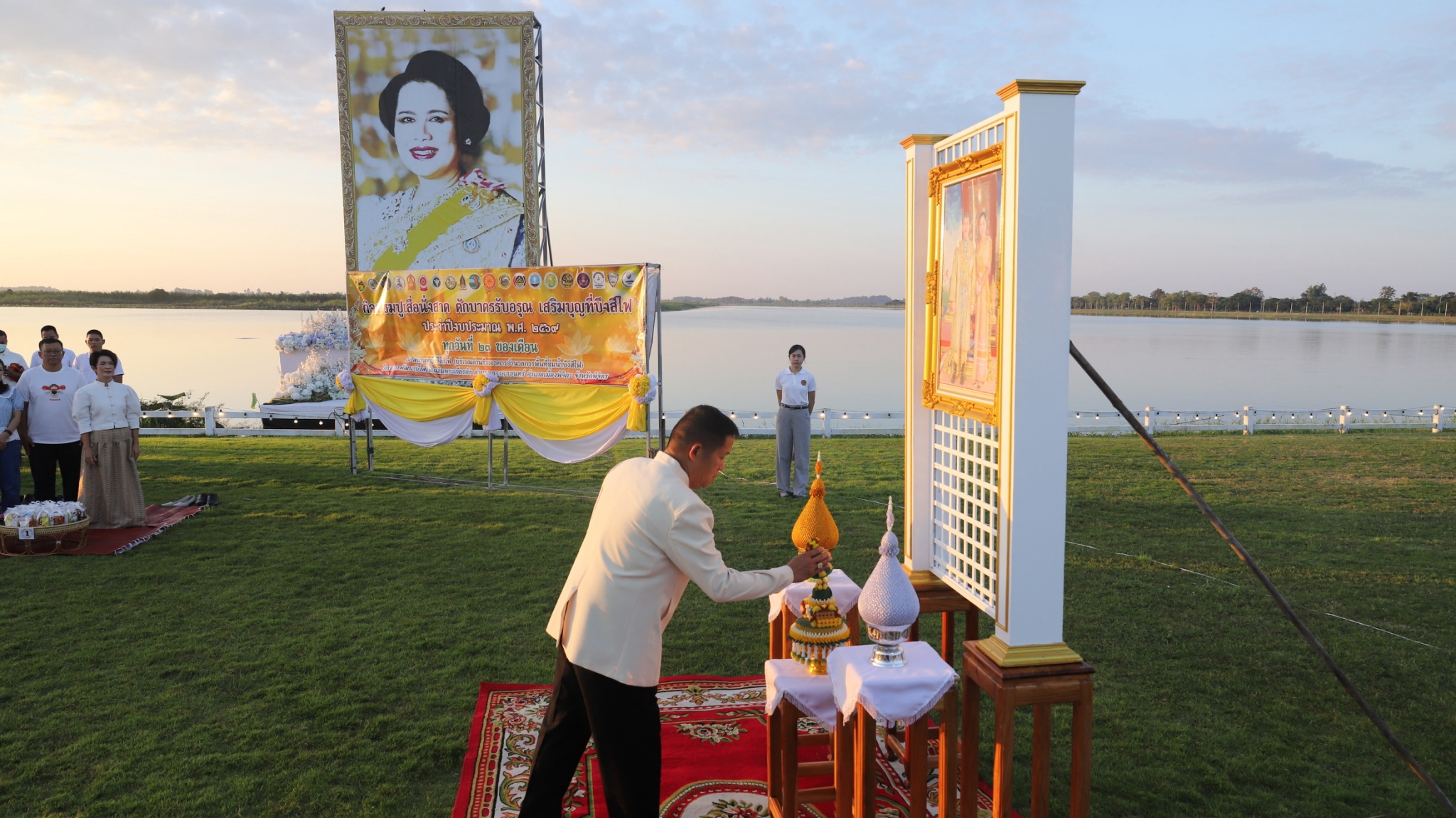 พุทธศาสนิกชนชาว จ.พิจิตร ร่วมกิจกรรม &ldquo;ปูเสื่อ นั่งสาด ตักบาตรรับอรุณ เสริมบุญที่บึงสีไฟ&rdquo; เฉลิมพระเกียรติพระบาทสมเด็จพระเจ้าอยู่หัว ส่งเสริมคุณธรรมควบคู่การท่องเที่ยวบึงสีไฟ ประจำเดือนตุลาคม 2569&nbsp;