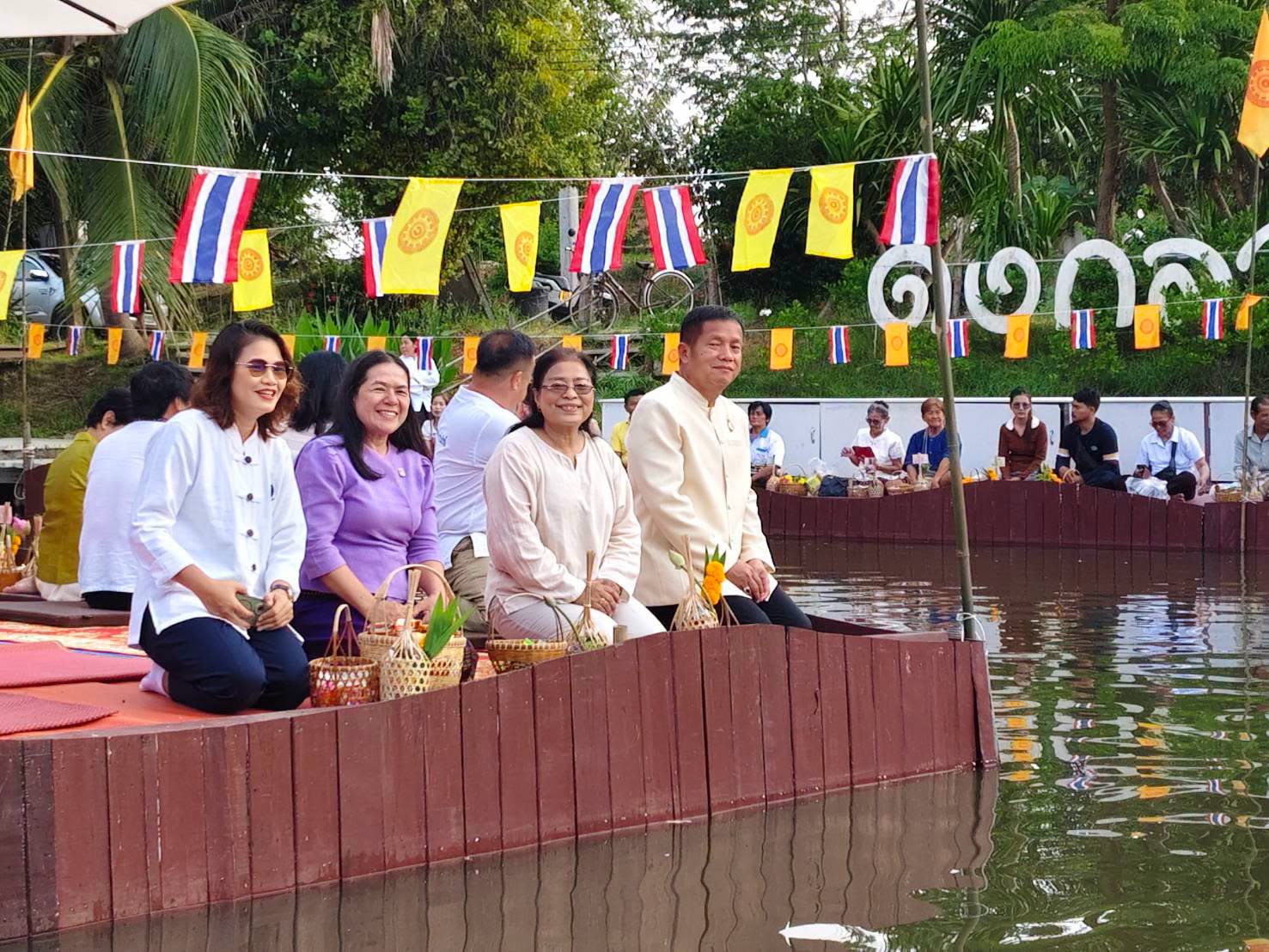 วัดดงกลาง จัดกิจกรรมตักบาตรเทโวโรหณะทางน้ำ สืบสานประเพณีอันดีงามของพระพุทธศาสนาและรักษาประเพณีวัฒนธรรมท้องถิ่น