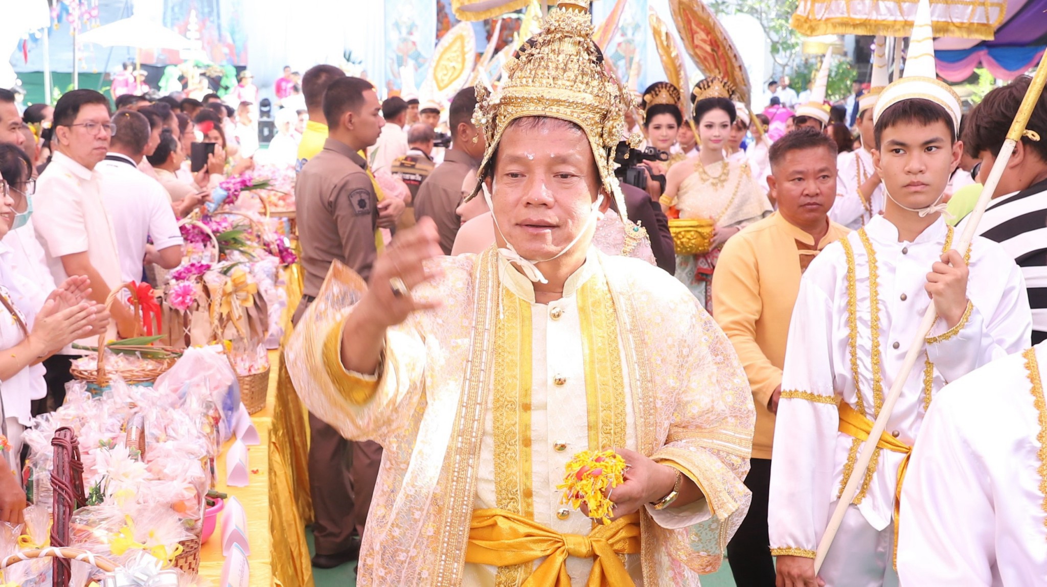 นายก อบจ.พิจิตร ลั่นฆ้องเปิดงานบุญประเพณีตักบาตรเทโวโรหณะวัดพระพุทธบาทเขาทราย อำเภอทับคล้อ จังหวัดพิจิตร อนุรักษ์ประเพณีตักบาตรเทโวโรหณะเนื่องในวันออกพรรษา ประจำปี 2569